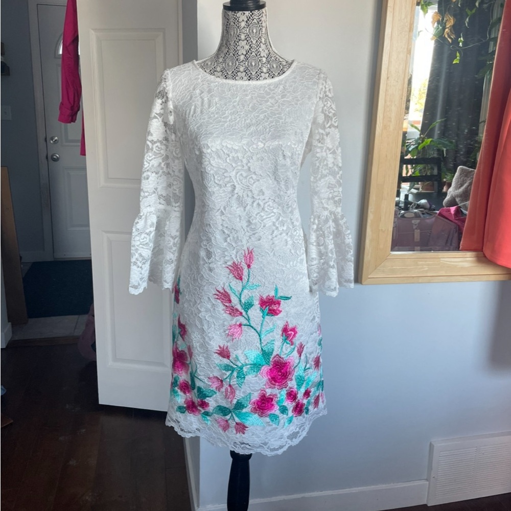 Large Nine West Lace Embroidered Floral Shift Dress with Flared Sleeve. Size 8.